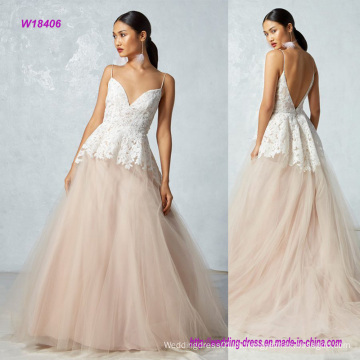 um lindo vestido de noiva blush com deslumbrante renda terminado